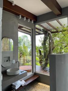 塞尔苏拉穆斯州长镇Villa dos Ganchos的一间带水槽和大窗户的浴室