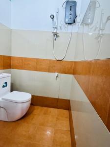 纳拉坦尼亚Grand Adamspeak的一间带卫生间和淋浴的浴室