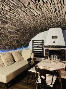 多纳瓦利多姆塞克惊奇钟声旅馆的带沙发和石墙的客厅
