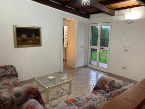Le CerqueteCasetta degli Ulivi Maccarese的客厅配有两张沙发和一张桌子