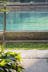 暹粒Anansaya La Maison的一座绿色的游泳池,位于一座建筑中