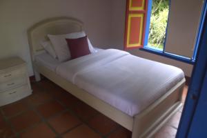 VillamaríaCASA DE CAMPO VILLA OLI!! - Un paraiso natural en la ciudad的一间卧室配有一张带白色床单的床和一扇窗户。