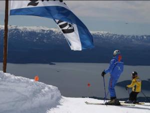圣卡洛斯-德巴里洛切Schuss Cerro Catedral ARG41的几个滑雪者在雪地里,带旗帜
