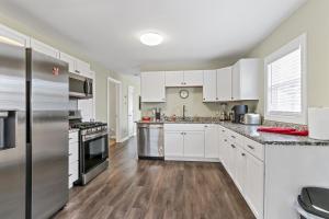 日内瓦湖Cottage By David Rigney Real Estate Solutions的厨房配有白色橱柜和不锈钢用具