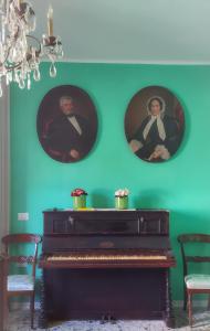 Art action room的墙上有两张照片的钢琴
