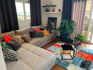 马卡尔斯卡Apartment Dora的客厅配有沙发和桌子