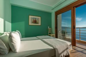 ÉvyirosIris Villas Lefkada - Marine Villa的一间卧室设有一张床,享有海景
