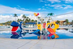 阿拉卡茹Makai Resort All Inclusive Convention Aracaju的水上公园,带水滑梯的游乐场