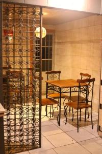 累西腓Pousada Portobello的一间带桌椅的用餐室