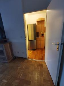 比勒费尔德Marcel's Appartement的带冰箱的厨房和木地板