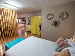 拉奥罗塔瓦Loft La Cañada的卧室配有一张床,墙上有两面镜子