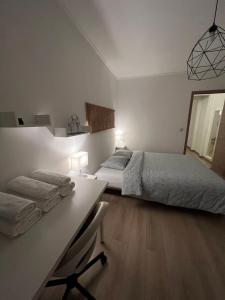 布鲁塞尔Apartment - Place Jourdan & EU institutions的白色卧室配有床和书桌