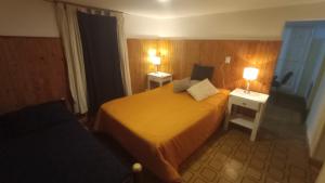 卡皮亚德尔德尔蒙特Lomas del Uritorco - Casa de Alq x Temp的酒店客房,设有床铺和2个床头柜