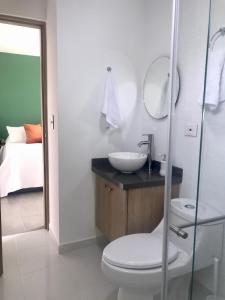 金巴亚Torcaza Casa de Campo的白色的浴室设有水槽和卫生间。