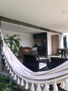 金巴亚Torcaza Casa de Campo的客厅配有吊床、桌椅