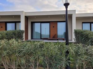 巴库Sea Breeze Resort, White Villa, Nardaran的一座带玻璃窗和街灯的房子
