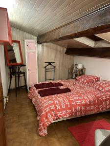 马赛Bed and breakfast chez l'habitant的一间卧室配有一张大床和红色的床罩