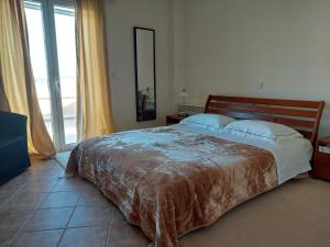 波多河丽Αξέχαστη διαμονή στο Πορτοχέλι的一间卧室设有一张大床和一个大窗户