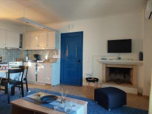 波多河丽Αξέχαστη διαμονή στο Πορτοχέλι的一间设有蓝色门的客厅和一间厨房
