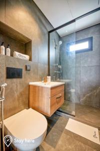 卡萨布兰卡Stayhere Casablanca - Gauthier 1 - Modern Residence的带淋浴、卫生间和盥洗盆的浴室