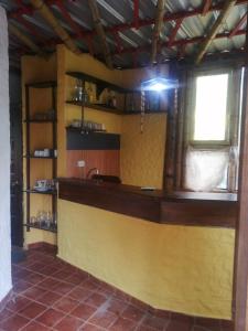 巴尼奥斯CASA JUANA DE ORO的厨房设有黄色的柜台和窗户。