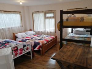 巴尼奥斯CASA JUANA DE ORO的客房设有两张床和一张双层床。