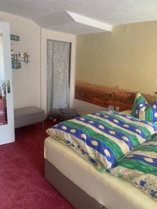 文迪施里茨安内罗塞公寓的一间卧室配有一张带五颜六色的被子的床和窗户