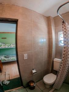 圣卡洛斯-德巴里洛切Hostel Like Quijote的一间带卫生间和淋浴的浴室