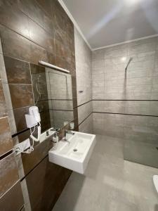 利沃夫Leo Rooms的一间带水槽和镜子的浴室