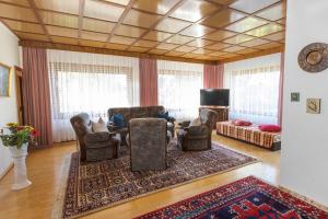 文迪施里茨安内罗塞公寓的客厅配有椅子、沙发和电视