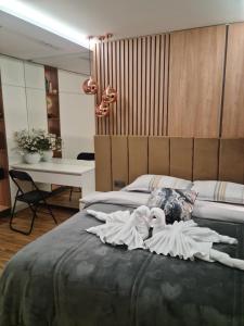 布拉戈耶夫格勒Апартамент Мегилукс 2的卧室配有2个睡床娃