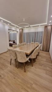 班斯科Guest House Gogemi的一间会议室,配有木桌和椅子