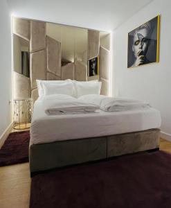 普雷代亚尔Boutique Villa Isabelle的一间卧室配有一张带白色床单的大床