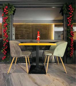 普雷代亚尔Boutique Villa Isabelle的一张餐桌,上面有两把椅子和红色的图案