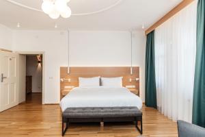 锡比乌Hotel Casa Luxemburg- Newly Renovated的一间卧室配有一张大床和一张沙发