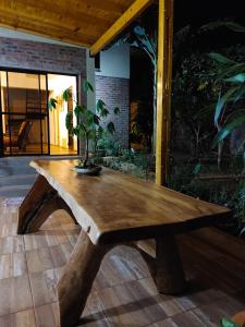 伊瓜苏港Casa de Toto 3 habitaciones的木桌,上面有盆栽植物