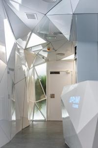 马德里Optimi Rooms Madrid的一间拥有白色墙壁和玻璃天花板的办公室