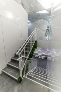 马德里Optimi Rooms Madrid的白色墙壁的房间内的楼梯