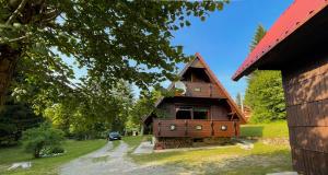 洛克维Holiday home Bozica的院子里有红色屋顶的房子