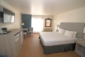 莫罗贝拉塞雷纳旅馆的酒店客房设有一张大床和一张书桌。