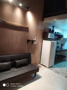 邦比尼亚斯Vila Artesania的带沙发和冰箱的客厅