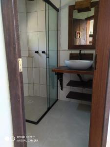 邦比尼亚斯Vila Artesania的一间带水槽和玻璃淋浴的浴室