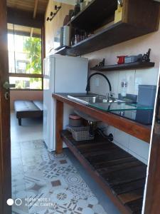 邦比尼亚斯Vila Artesania的厨房配有水槽和冰箱