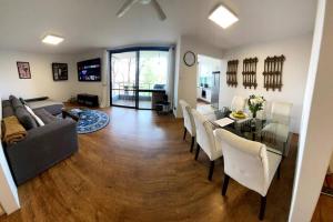 悉尼Manly family executive apartment的客厅配有沙发和桌子