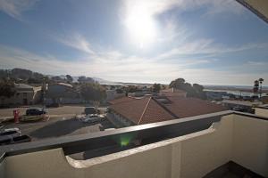 莫罗贝拉塞雷纳旅馆的从建筑屋顶上可欣赏到海景