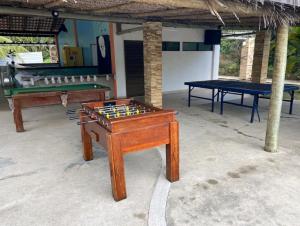 拉巴拉德纳圣米格尔Excelente Acomodação no Paraíso das Águas, Studio no Resort ILOA em Alagoas的带台球桌的客房内的2张乒乓球桌