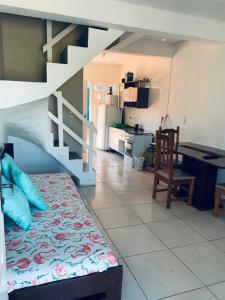 卡庞达卡诺阿Pousada Portal da Praia的一间带床和厨房的客厅
