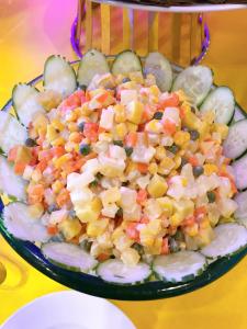 Con CuôngMuong Thanh Holiday Con Cuong的桌上一盘带玉米和蔬菜的食物