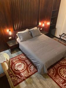圣胡安352 Guest House Hotel Boutique的一间卧室配有一张带木墙的大床