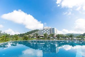 Diễn Châu芒人坦迪恩拉姆豪华酒店的从游泳池可欣赏到酒店景色